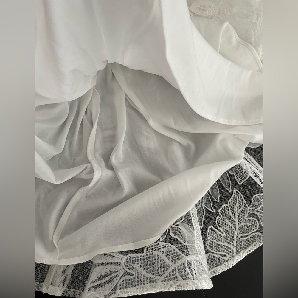 Elegant White Sleeveless Gown - Picture 10 of 12